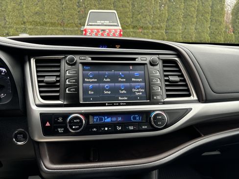 Used 2017 Toyota Highlander XLE image 26