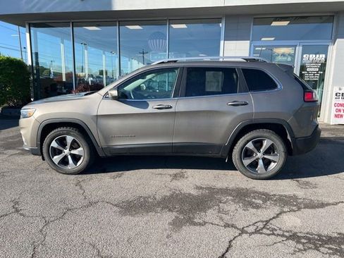 Used 2019 Jeep Cherokee Limited AWD/4WD image 3