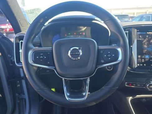 Used 2025 Volvo XC40 B5 Plus image 9