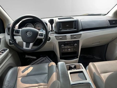 Used 2011 Volkswagen Routan SEL FWD image 17