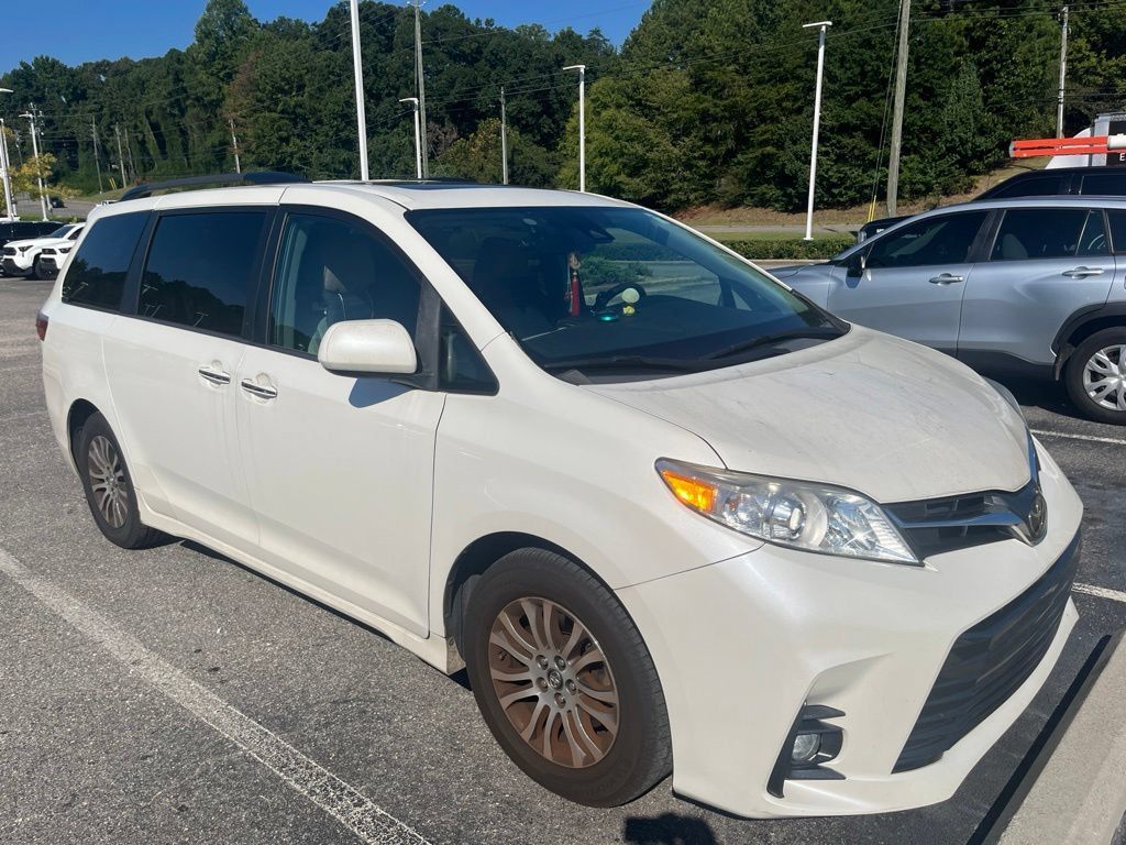 Used 2018 Toyota Sienna XLE w/ XLE Navigation Package FWD image 4