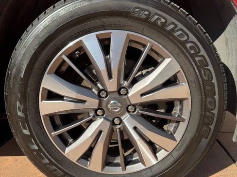 Used 2017 Nissan Pathfinder SV FWD image 31