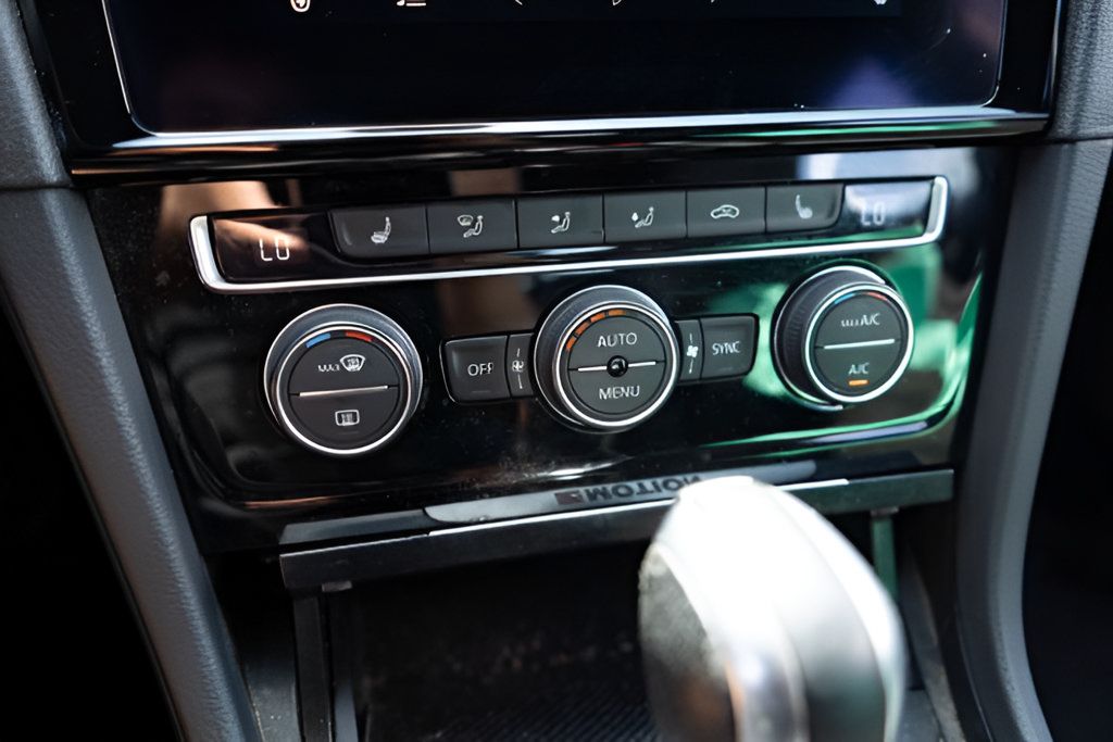 Used 2019 Volkswagen Golf R 4-Door AWD/4WD image 19