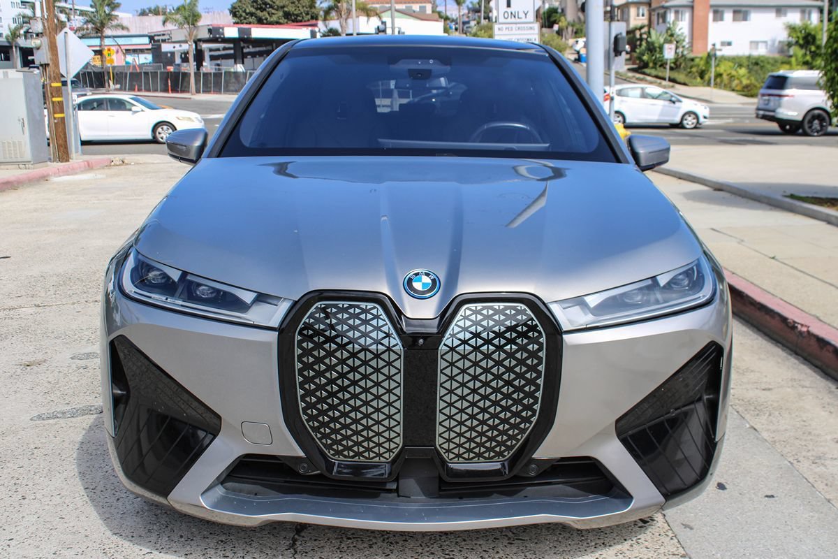 Used 2024 BMW iX xDrive50 w/ Sport Package AWD/4WD image 9