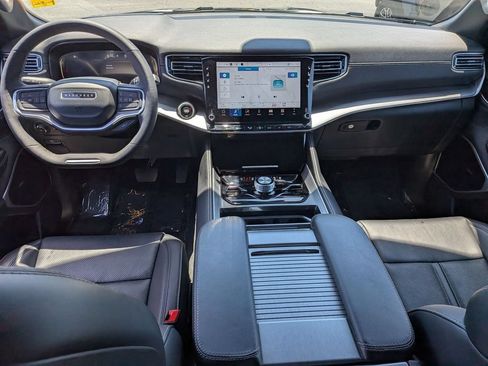 Certified 2025 Jeep Wagoneer Series III w/ Premium Group I AWD/4WD image 22