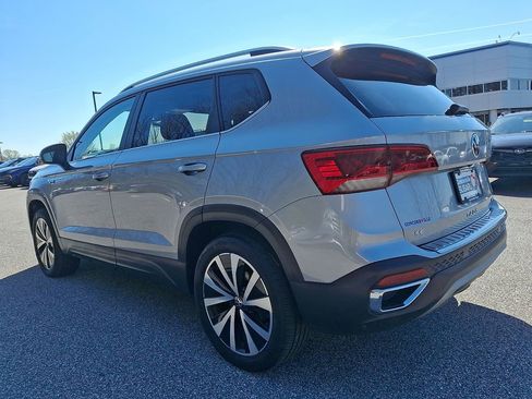 Used 2023 Volkswagen Taos SE w/ Panoramic Sunroof Package image 4