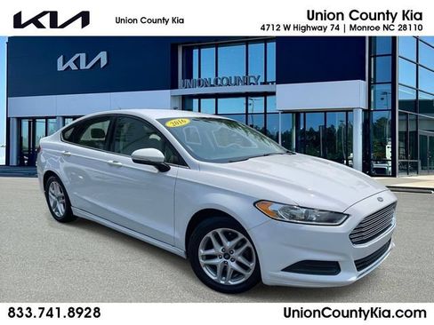 Used 2016 Ford Fusion SE FWD image 1