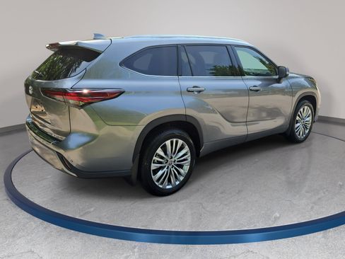 New 2026 Toyota Highlander Platinum AWD/4WD image 5