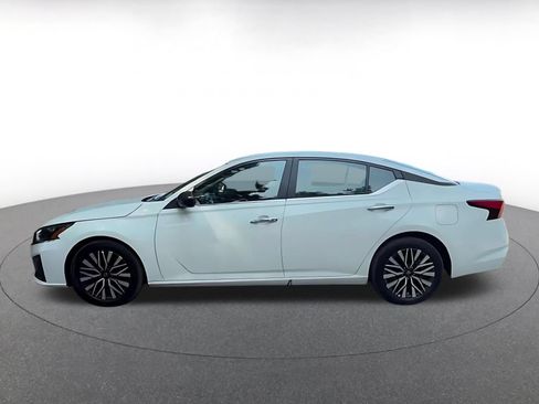 Used 2025 Nissan Altima 2.5 SV FWD image 9