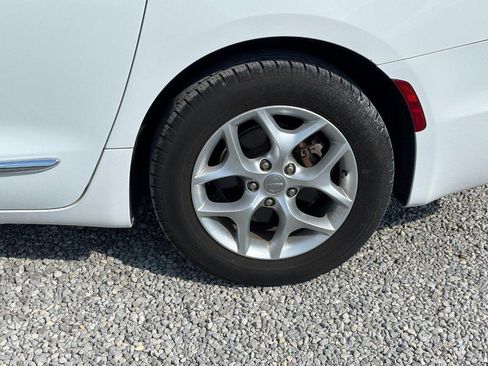 Used 2017 Chrysler Pacifica Touring-L w/ Tire & Wheel Group FWD image 12