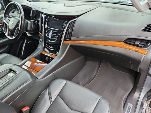 Used 2018 Cadillac Escalade Luxury image 32