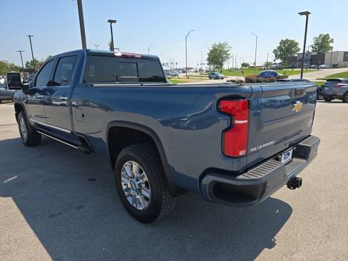 Used 2024 Chevrolet Silverado 2500 High Country w/ Technology Package AWD/4WD image 3