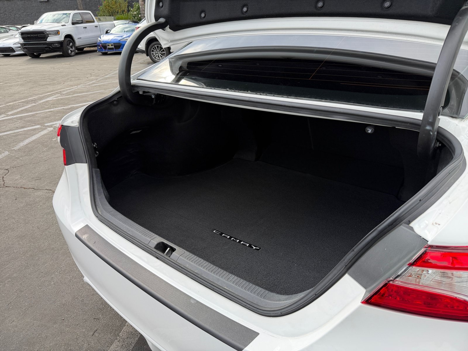 Used 2020 Toyota Camry SE w/ Carpet Mat Package FWD image 19
