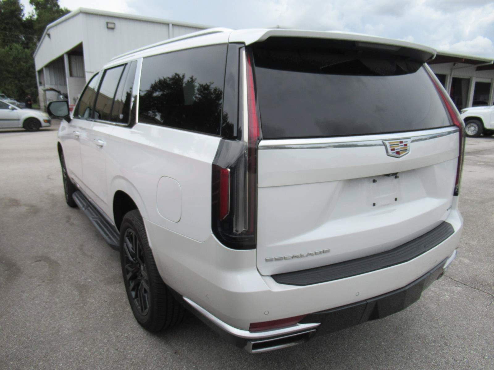 Used 2024 Cadillac Escalade ESV Premium Luxury AWD/4WD image 7