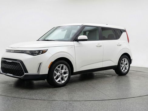 Used 2025 Kia Soul LX w/ LX Technology Package FWD image 3