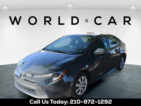 Used 2025 Toyota Corolla LE image 3