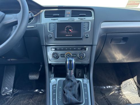Used 2016 Volkswagen e-Golf SE w/ DC Fast Charging Package FWD image 11