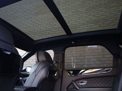 Used 2018 Bentley Bentayga AWD/4WD image 28