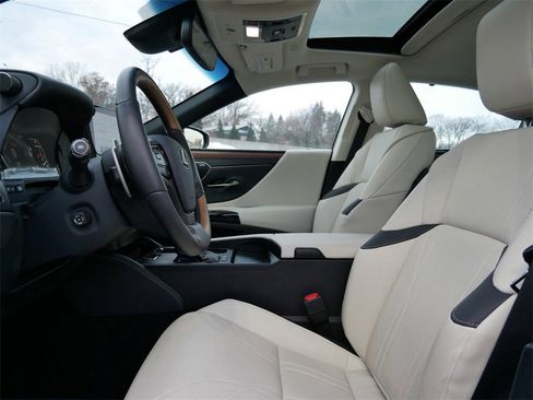 Certified 2025 Lexus ES 300h Ultra Luxury image 8