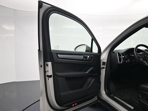 Certified 2023 Porsche Cayenne Platinum Edition AWD/4WD image 16