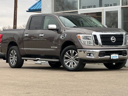 Used 2017 Nissan Titan SL AWD/4WD image 2