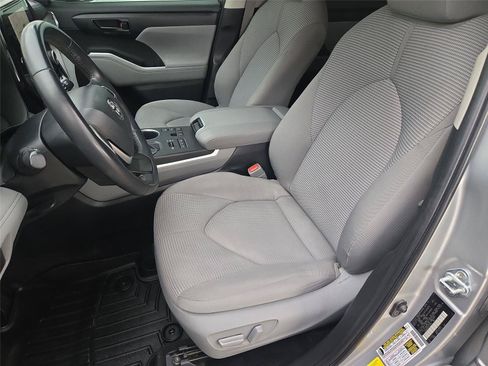 Used 2024 Toyota Highlander LE AWD/4WD image 10