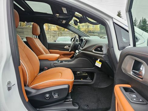 New 2026 Chrysler Pacifica Pinnacle image 11