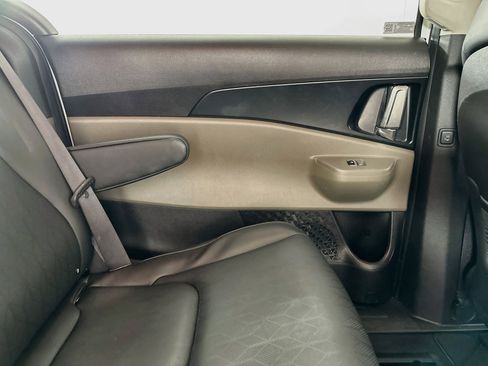 Used 2025 Kia Carnival FWD image 27