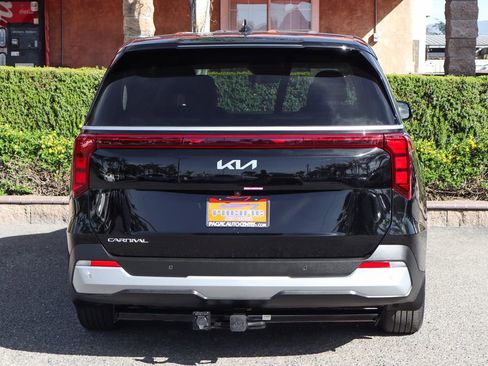 Used 2025 Kia Carnival FWD image 7