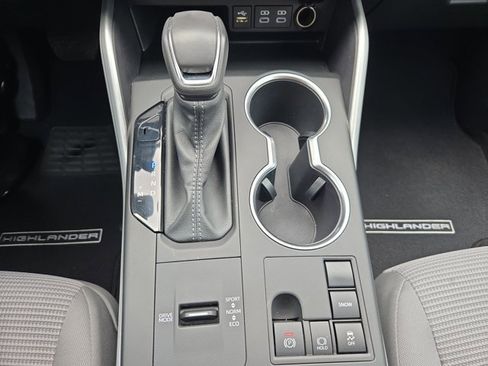 Used 2023 Toyota Highlander LE image 12