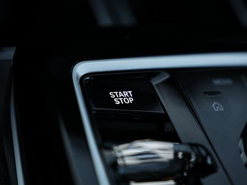 Used 2025 BMW i7 eDrive50 w/ Premium Package image 41