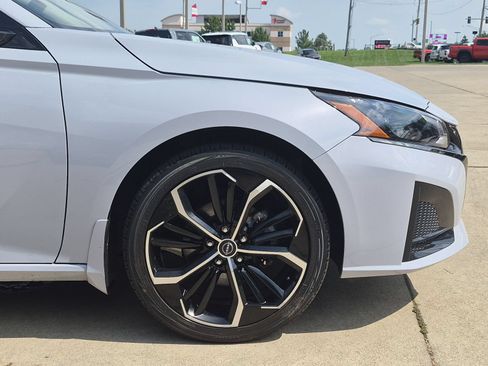 Certified 2023 Nissan Altima 2.5 SR w/ SR Premium Package AWD/4WD image 39