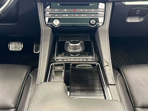 Used 2019 Jaguar F-PACE R-Sport image 12