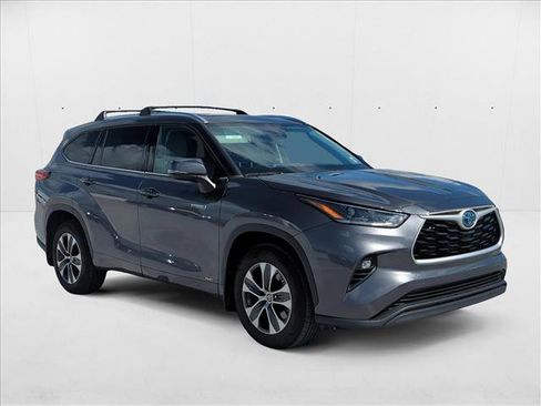 Used 2021 Toyota Highlander XLE image 3