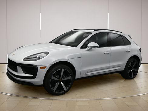 Certified 2026 Porsche Macan AWD/4WD image 4