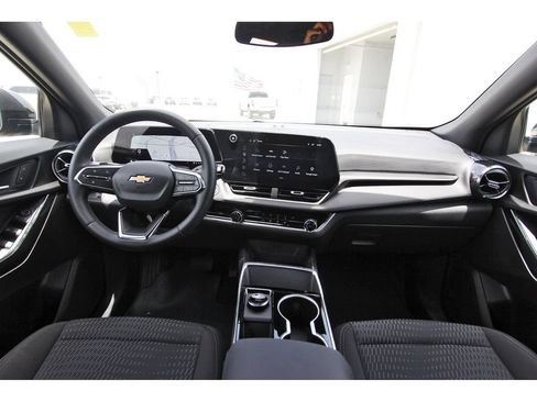 Used 2026 Chevrolet Equinox LT FWD image 9