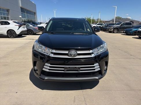 Used 2017 Toyota Highlander FWD V6 image 2