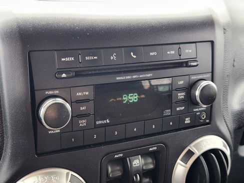 Used 2015 Jeep Wrangler Unlimited Sahara w/ Connectivity Group image 28