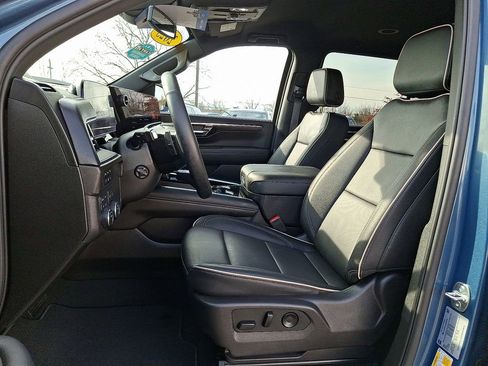 Used 2025 Chevrolet Suburban Premier image 16