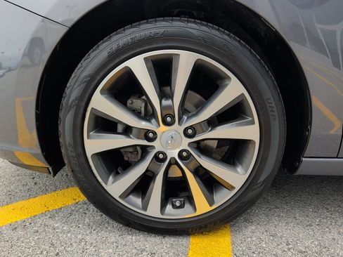 Used 2019 Hyundai Elantra GT FWD image 4