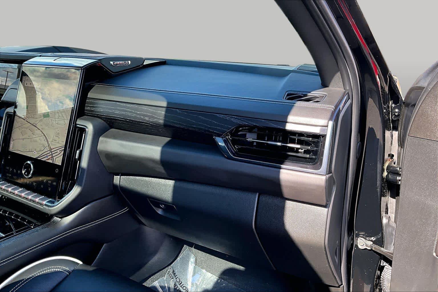 Used 2025 GMC Yukon AT4 Ultimate w/ LPO, Floor Liner Package AWD/4WD image 18