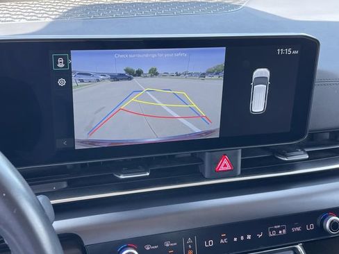 Used 2025 Kia Carnival FWD image 17
