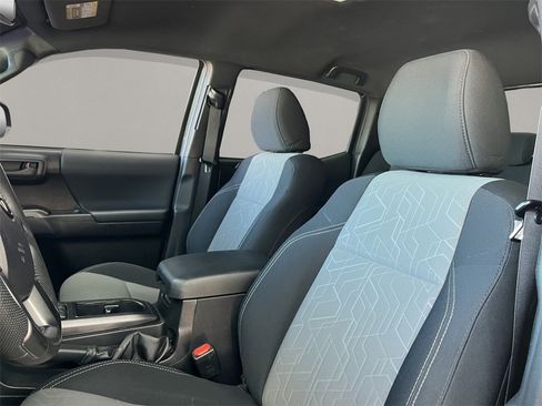 Used 2020 Toyota Tacoma TRD Sport image 9