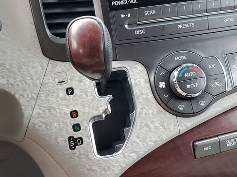 Used 2013 Toyota Sienna XLE AWD/4WD image 8
