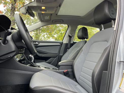 Used 2025 Volkswagen Jetta SE image 27