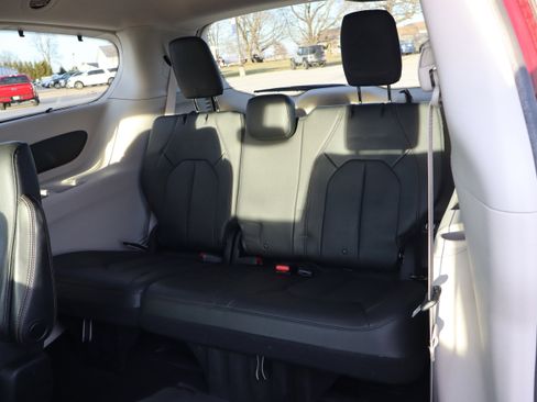 Used 2019 Chrysler Pacifica Touring-L image 11