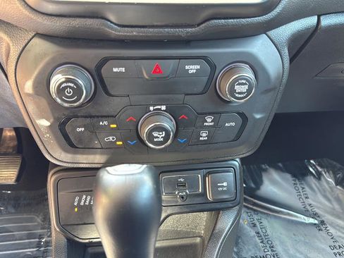 Used 2018 Jeep Renegade Limited w/ UConnect 8.4 Nav Group AWD/4WD image 24