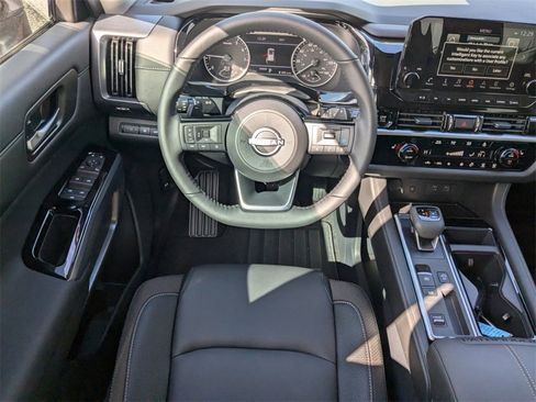 New 2025 Nissan Pathfinder SL w/ Black Appearance Package image 18