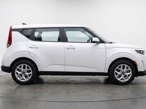 Used 2025 Kia Soul LX w/ LX Technology Package FWD image 11