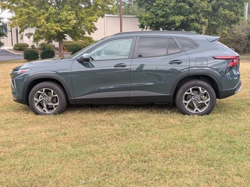 Used 2025 Chevrolet Trax LT FWD image 7